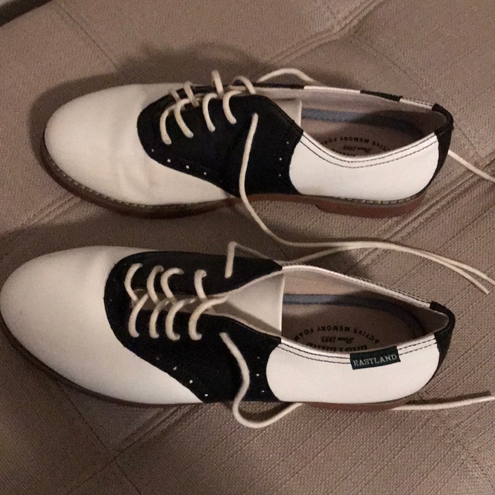 Black and white saddle shoe, size 7
